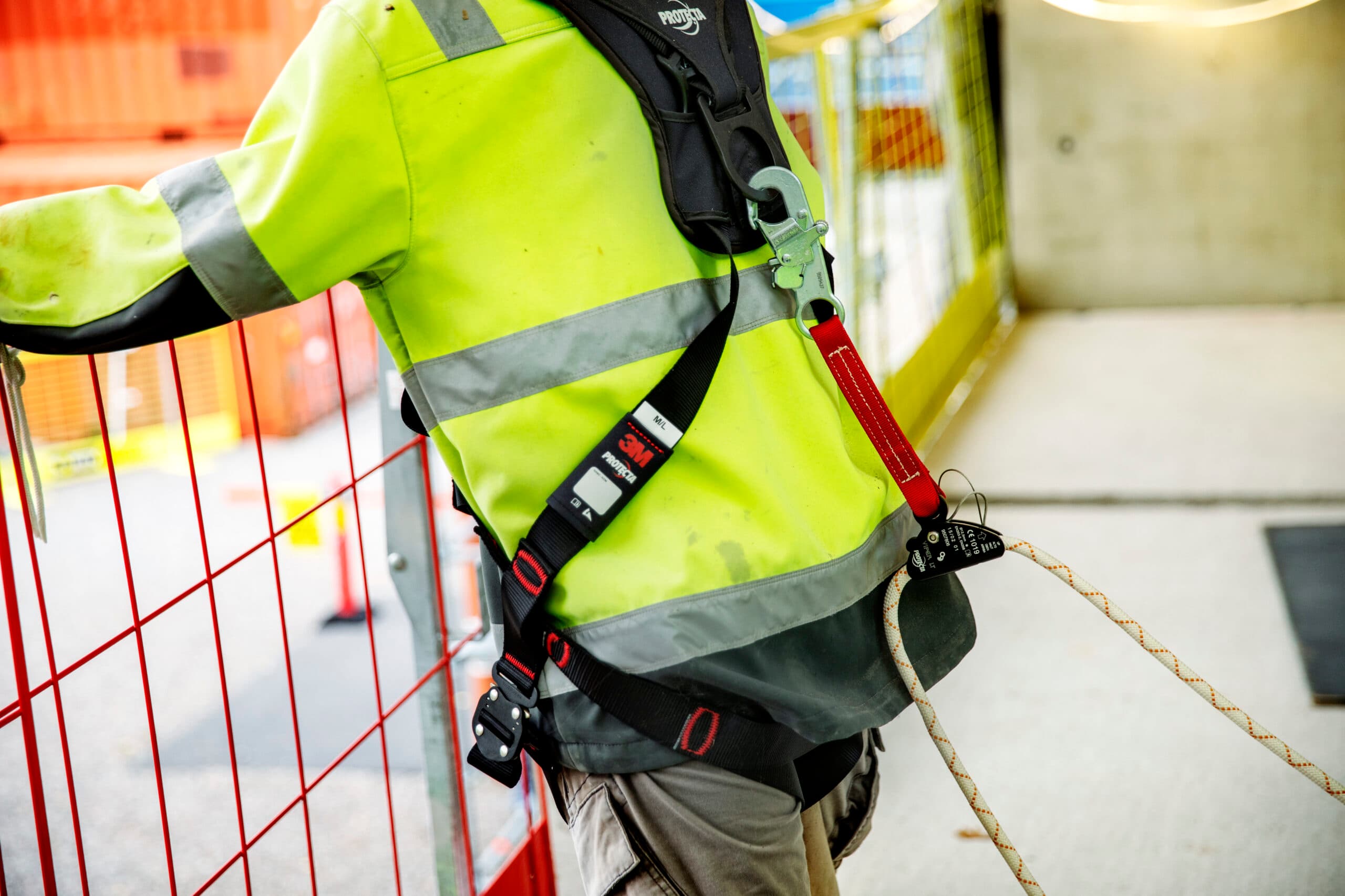 Person i vaseltröja och fallskyddsutrustning
